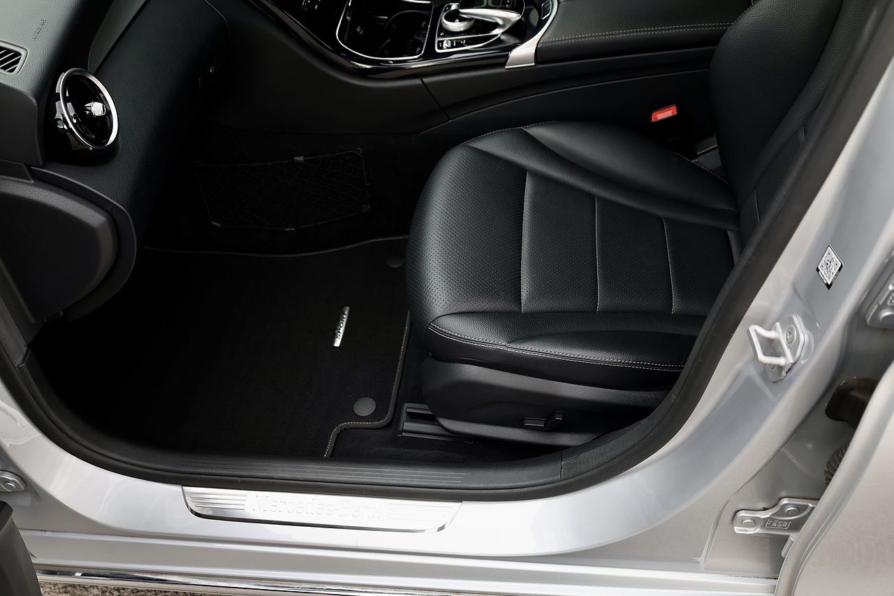 Mercedes-Benz C220 CDI Sport Full Mercedes Main Dealer History + Euro 6 + £20 RFL - Large 45