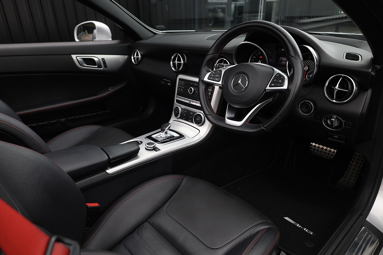 Mercedes-Benz SLC 250d AMG Line 2 Former Keepers + Full Service History + Pano Roof + AirScarf + AirGuide - Large 29