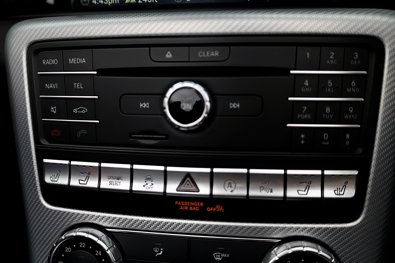 Mercedes-Benz SLC 250d AMG Line 2 Former Keepers + Full Service History + Pano Roof + AirScarf + AirGuide - Large 33