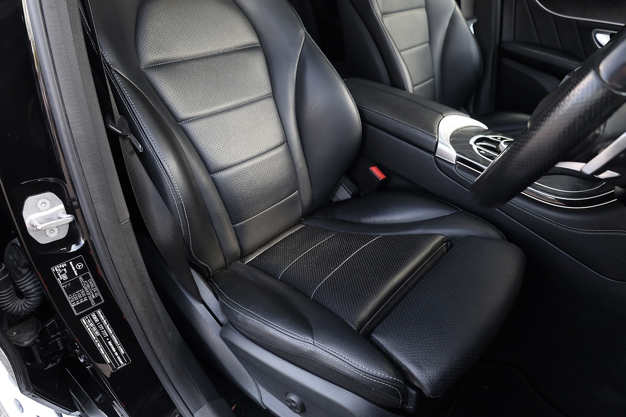 Mercedes-Benz GLC 250d AMG Line Premium 1 Former Keeper + FMBSH + Pano Roof + 360 Cameras - Large 32