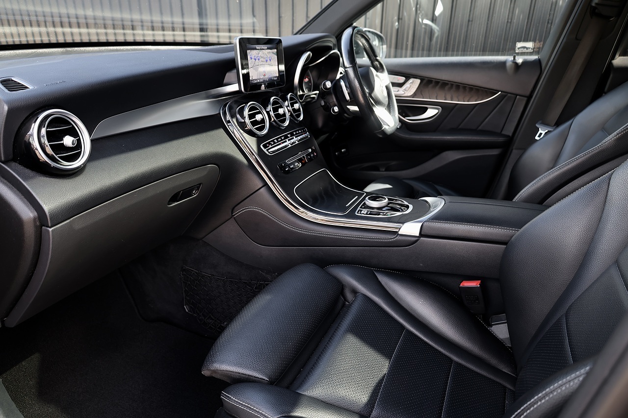 Mercedes-Benz GLC 250d AMG Line Premium 1 Former Keeper + FMBSH + Pano Roof + 360 Cameras - Large 2