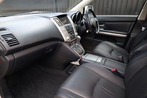 2 Former Keepers + 16 Lexus Main Dealer Services + Sunroof + Rear Screens