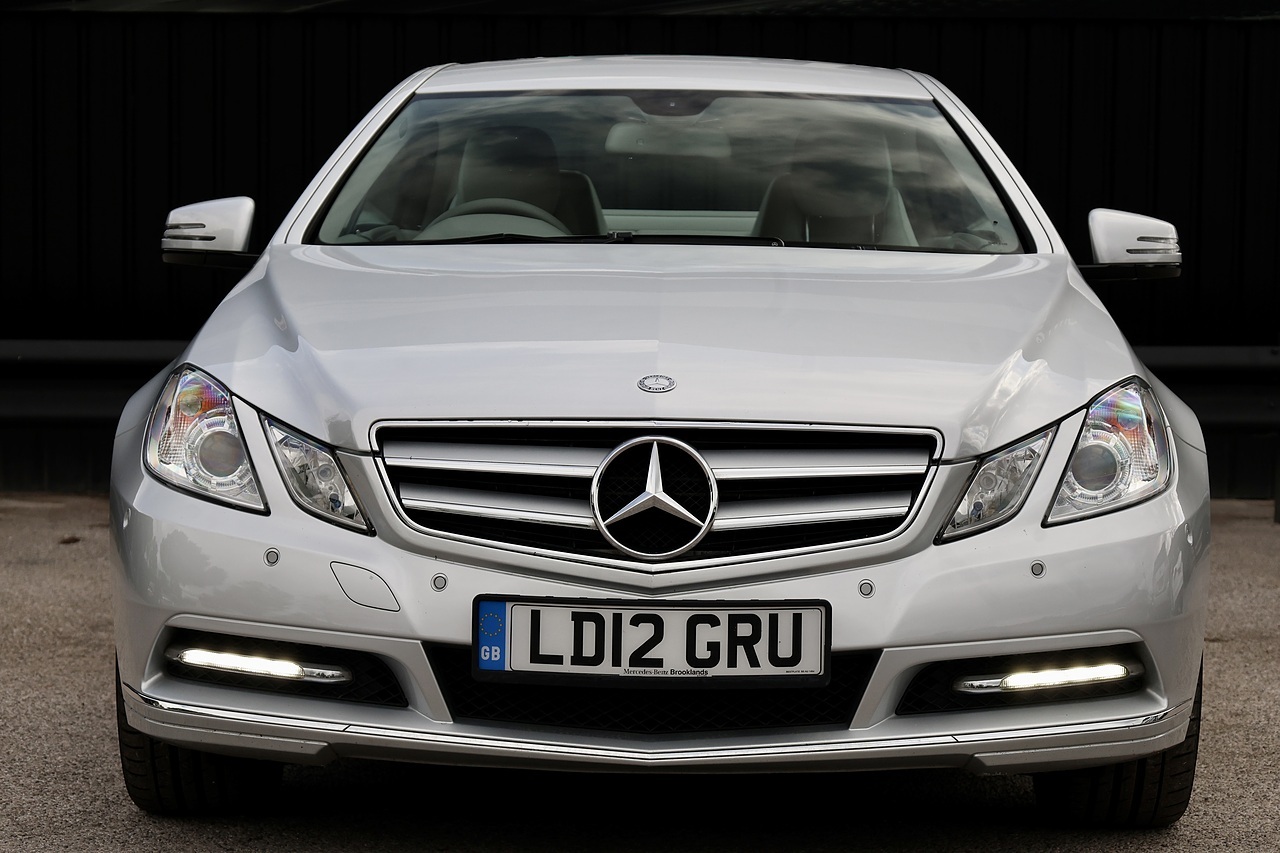 Mercedes-Benz E350 CDI Coupe SE 1 Former Keeper + 14 Mercedes Main Dealer Services - Large 3