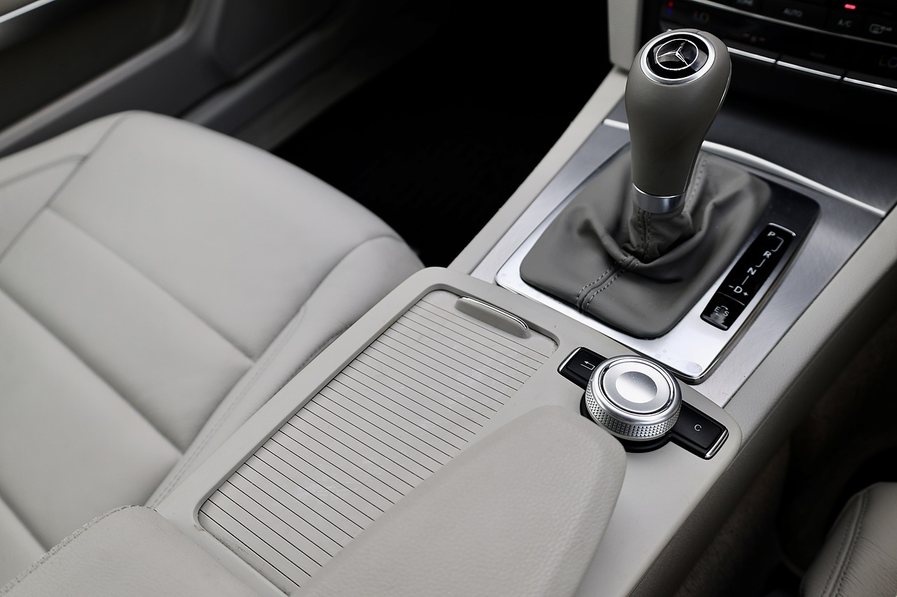 Mercedes-Benz E350 CDI Coupe SE 1 Former Keeper + 14 Mercedes Main Dealer Services - Large 15