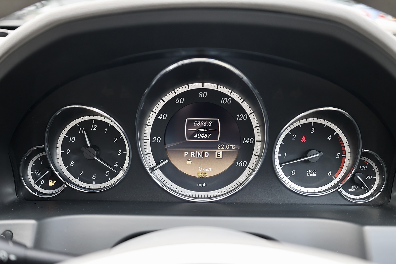 Mercedes-Benz E350 CDI Coupe SE 1 Former Keeper + 14 Mercedes Main Dealer Services - Large 25