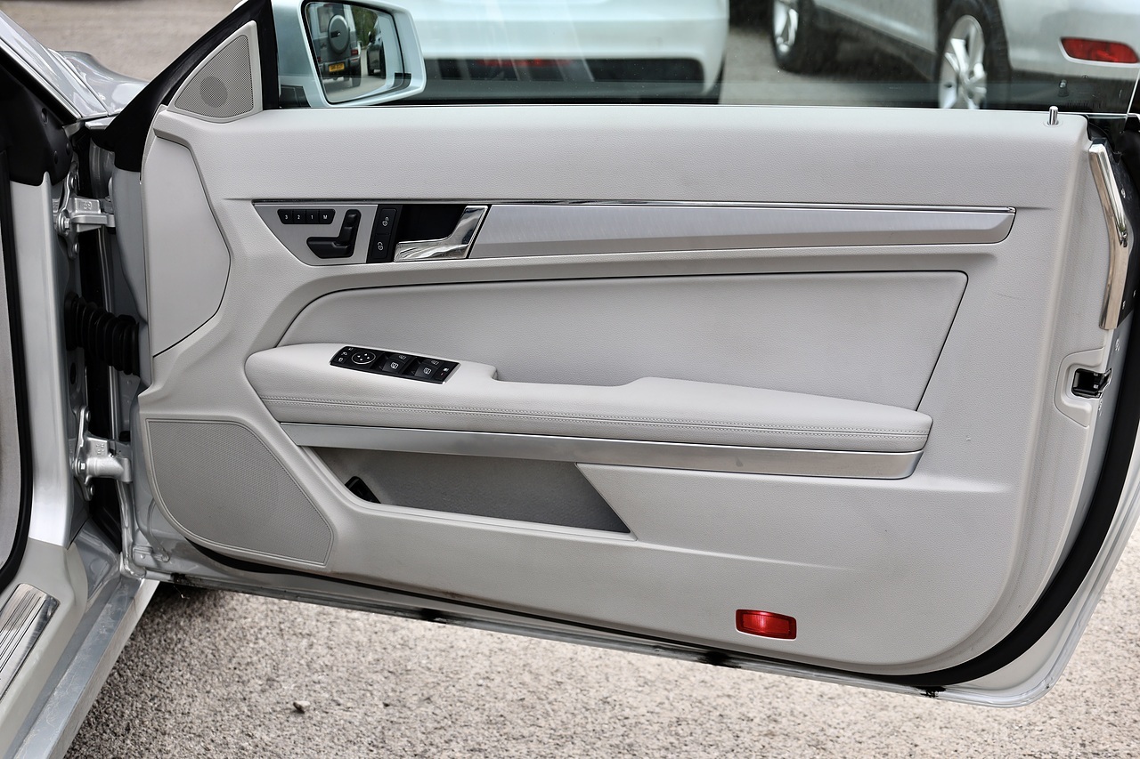 Mercedes-Benz E350 CDI Coupe SE 1 Former Keeper + 14 Mercedes Main Dealer Services - Large 20