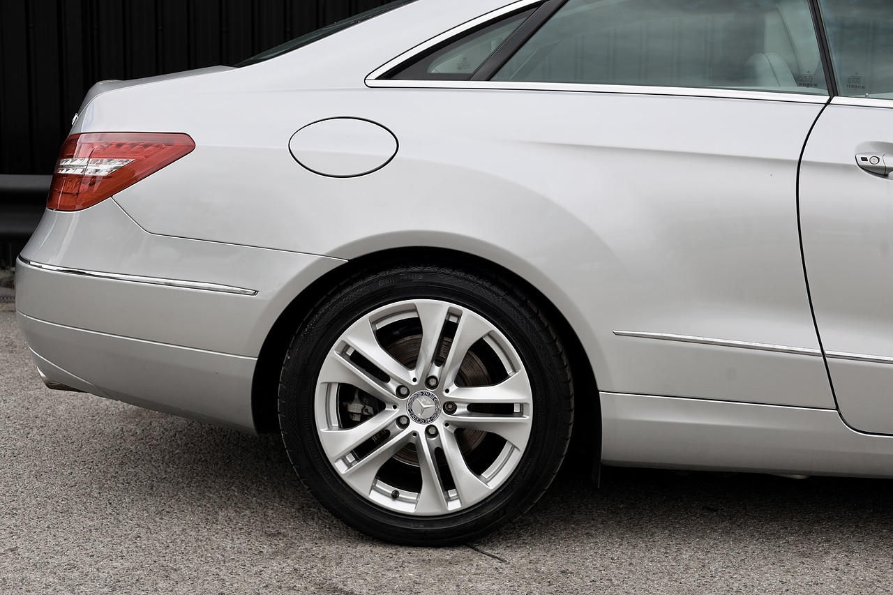 Mercedes-Benz E350 CDI Coupe SE 1 Former Keeper + 14 Mercedes Main Dealer Services - Large 27