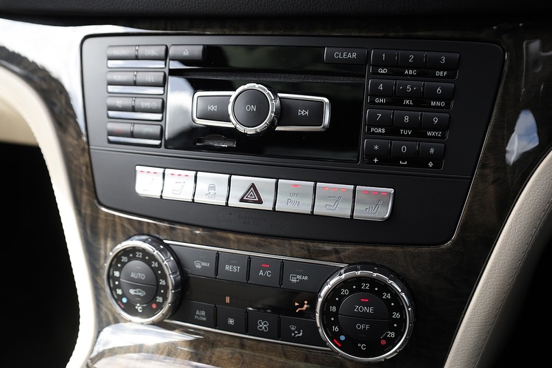 Mercedes-Benz SL 400 AMG Sport 2 Former Keepers + 11 Mercedes Main Dealer Services Image 17