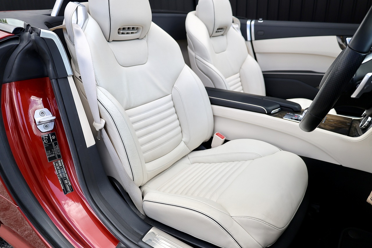 Mercedes-Benz SL 400 AMG Sport 2 Former Keepers + 11 Mercedes Main Dealer Services - Large 24