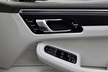 Porsche Macan 1 Lady Owner + £9,500 Cost Options + Beautiful Condition - Thumb 23