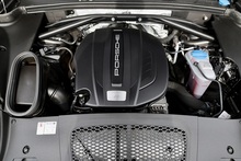 Porsche Macan 1 Lady Owner + £9,500 Cost Options + Beautiful Condition - Thumb 17