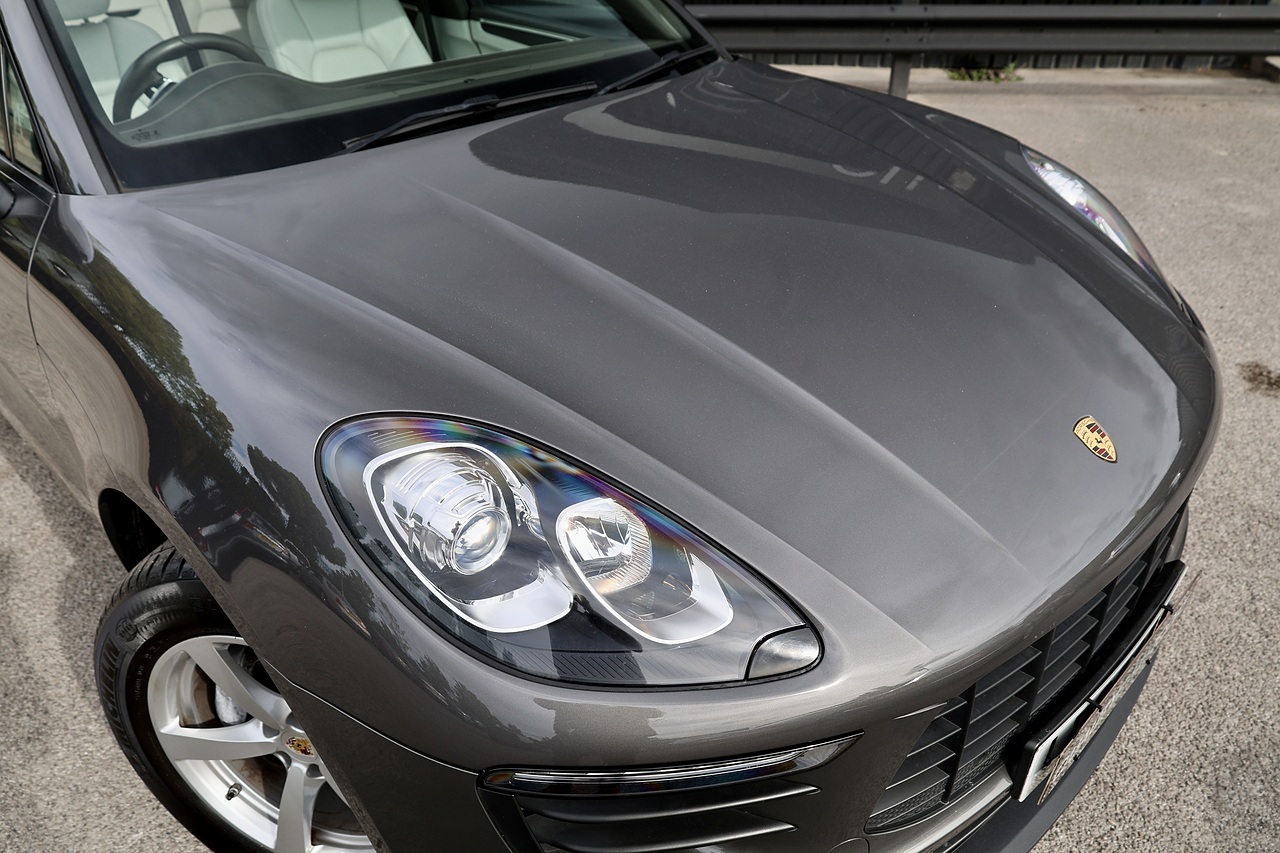 Porsche Macan 1 Lady Owner + £9,500 Cost Options + Beautiful Condition - Large 12