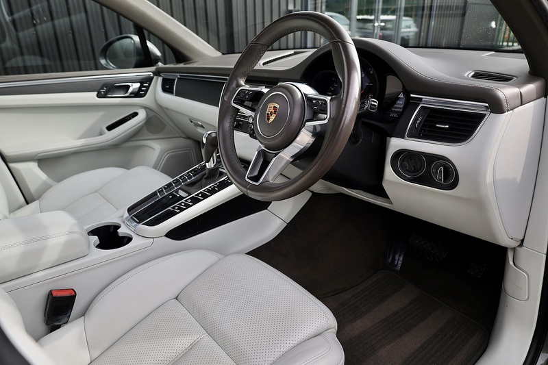 Porsche Macan 1 Lady Owner + £9,500 Cost Options + Beautiful Condition Image 8