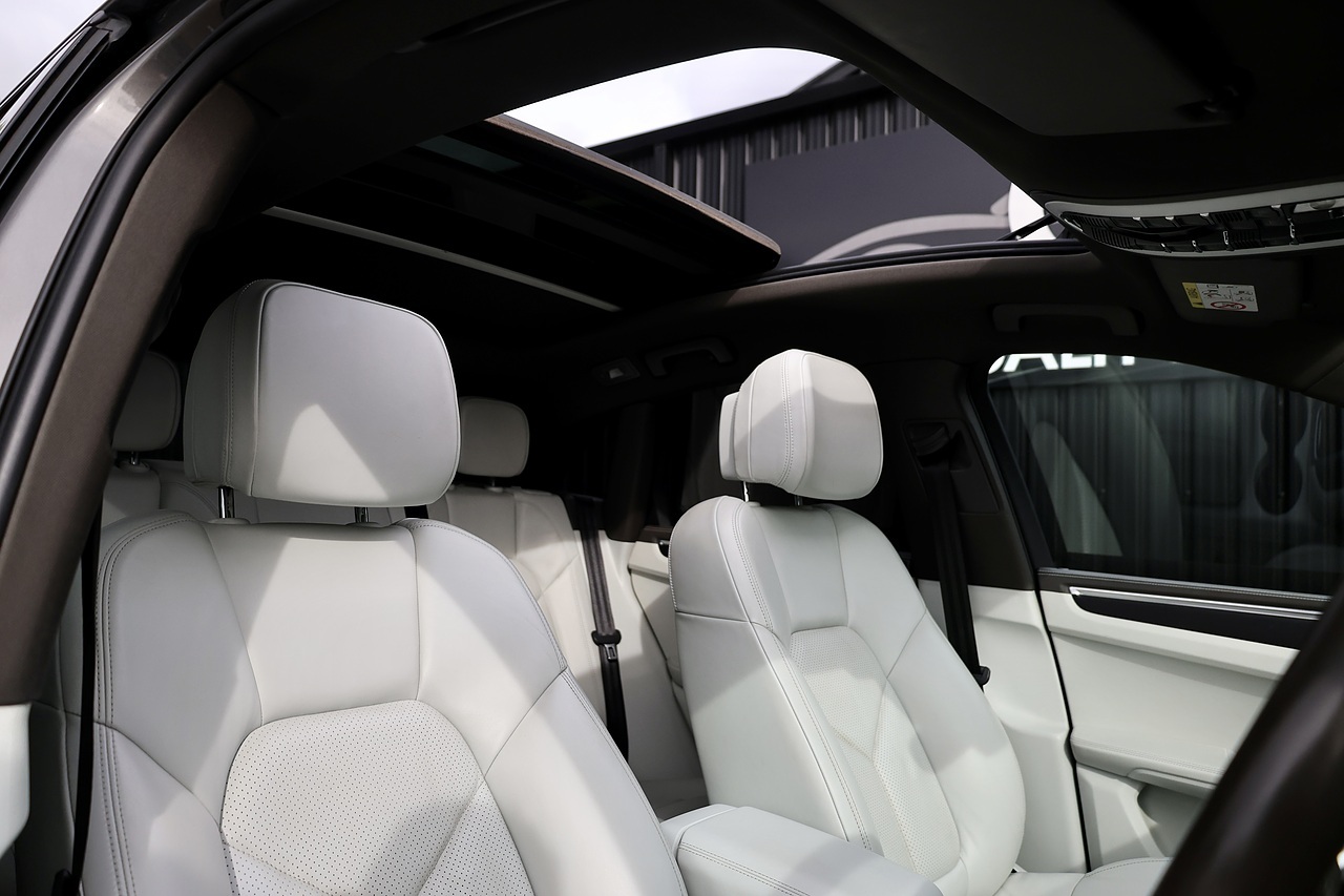 Porsche Macan 1 Lady Owner + £9,500 Cost Options + Beautiful Condition - Large 9