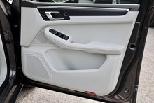 Porsche Macan 1 Lady Owner + £9,500 Cost Options + Beautiful Condition - Thumb 29