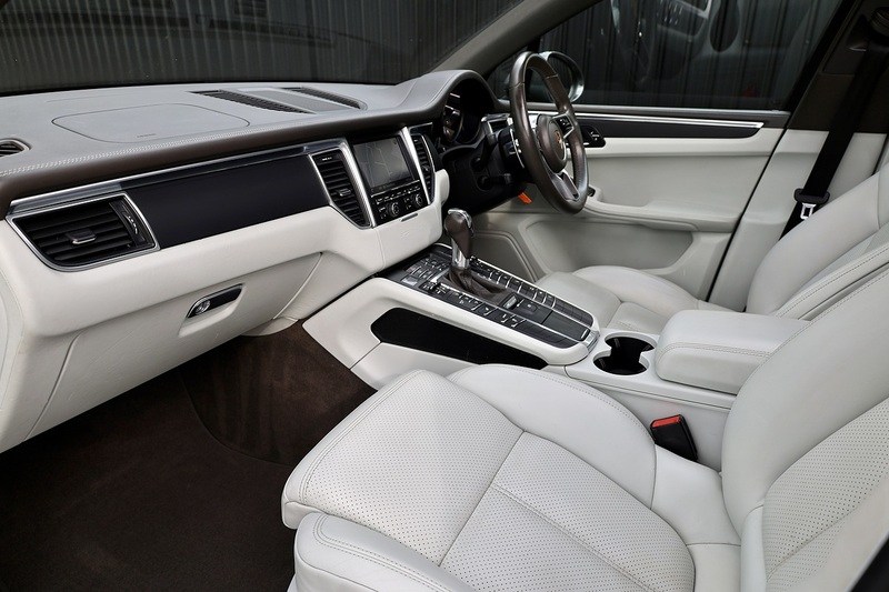 Porsche Macan 1 Lady Owner + £9,500 Cost Options + Beautiful Condition Image 2