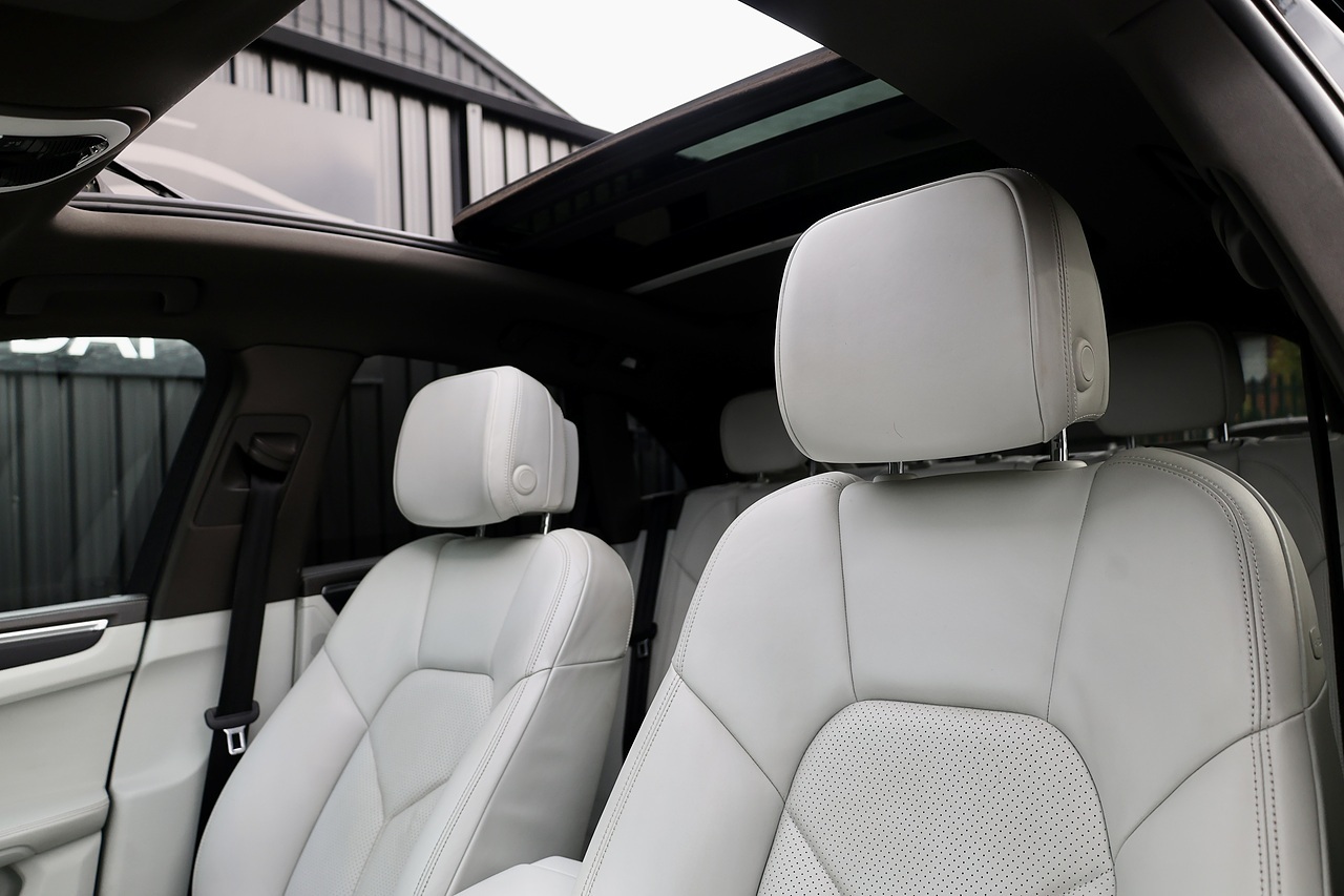 Porsche Macan 1 Lady Owner + £9,500 Cost Options + Beautiful Condition - Large 10
