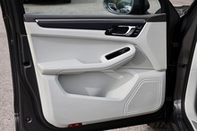 Porsche Macan 1 Lady Owner + £9,500 Cost Options + Beautiful Condition - Thumb 28
