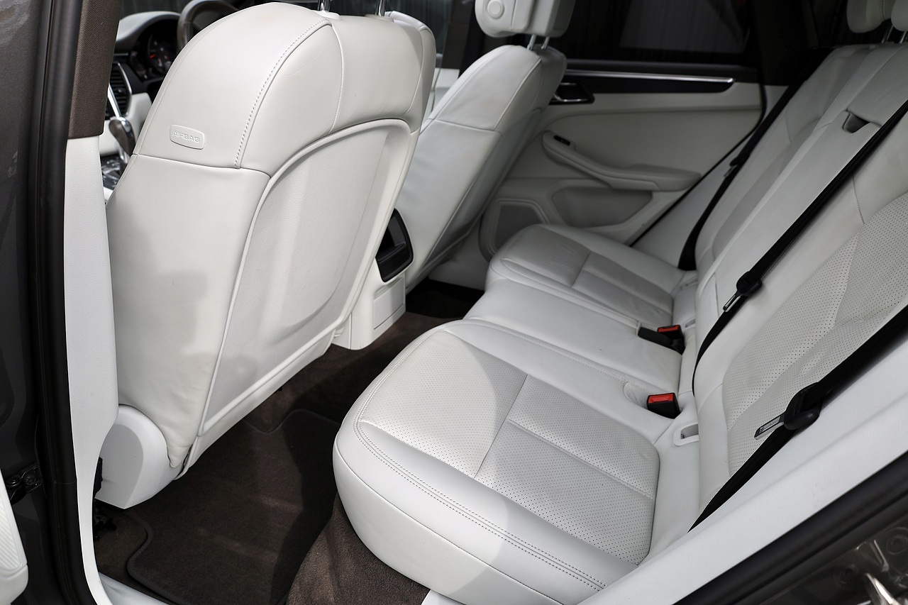 Porsche Macan 1 Lady Owner + £9,500 Cost Options + Beautiful Condition - Large 14