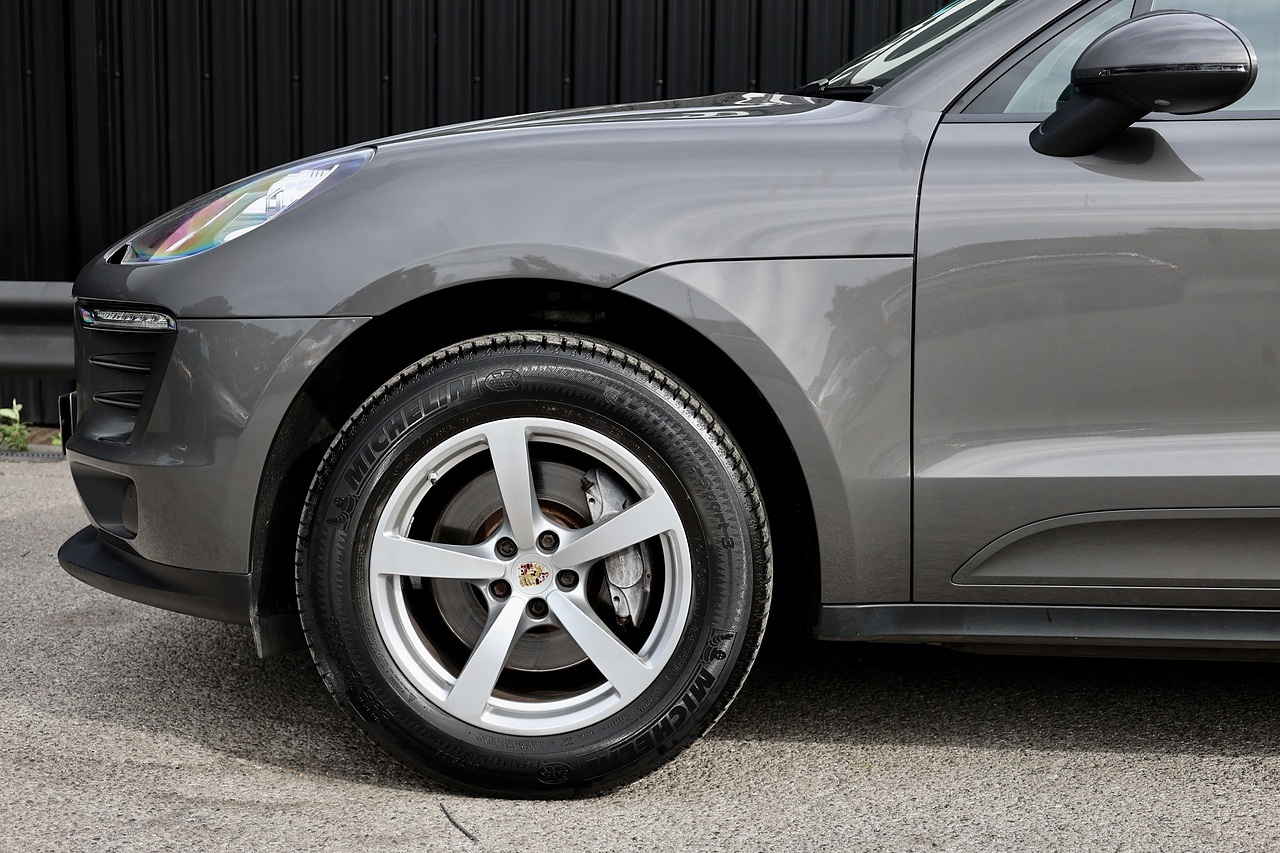 Porsche Macan 1 Lady Owner + £9,500 Cost Options + Beautiful Condition - Large 32