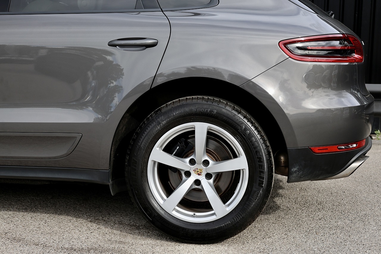 Porsche Macan 1 Lady Owner + £9,500 Cost Options + Beautiful Condition - Large 33