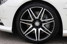Mercedes-Benz SL 400 AMG Sport 1 Lady Owner + Pano Roof + Harmon Kardon + AirScarf - Thumb 35