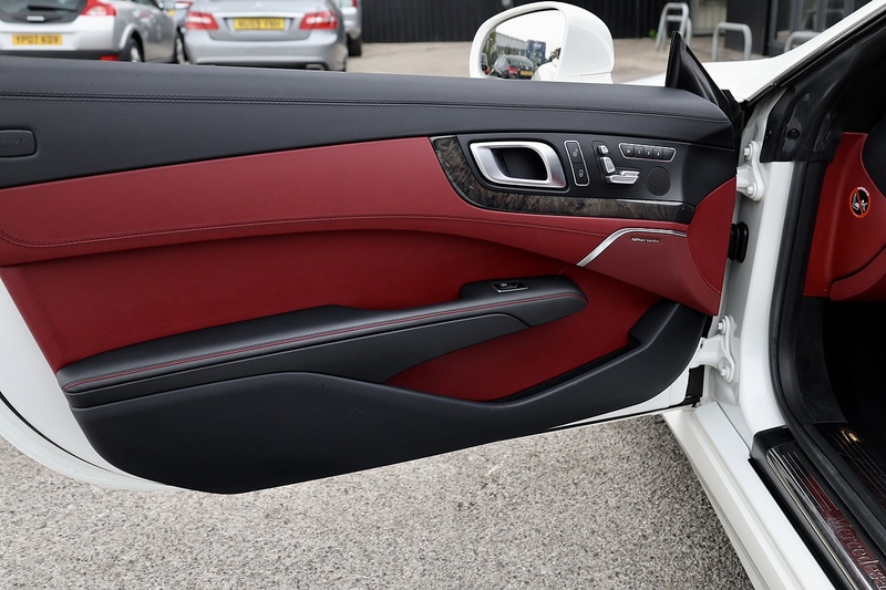Mercedes-Benz SL 400 AMG Sport 1 Lady Owner + Pano Roof + Harmon Kardon + AirScarf Image 36