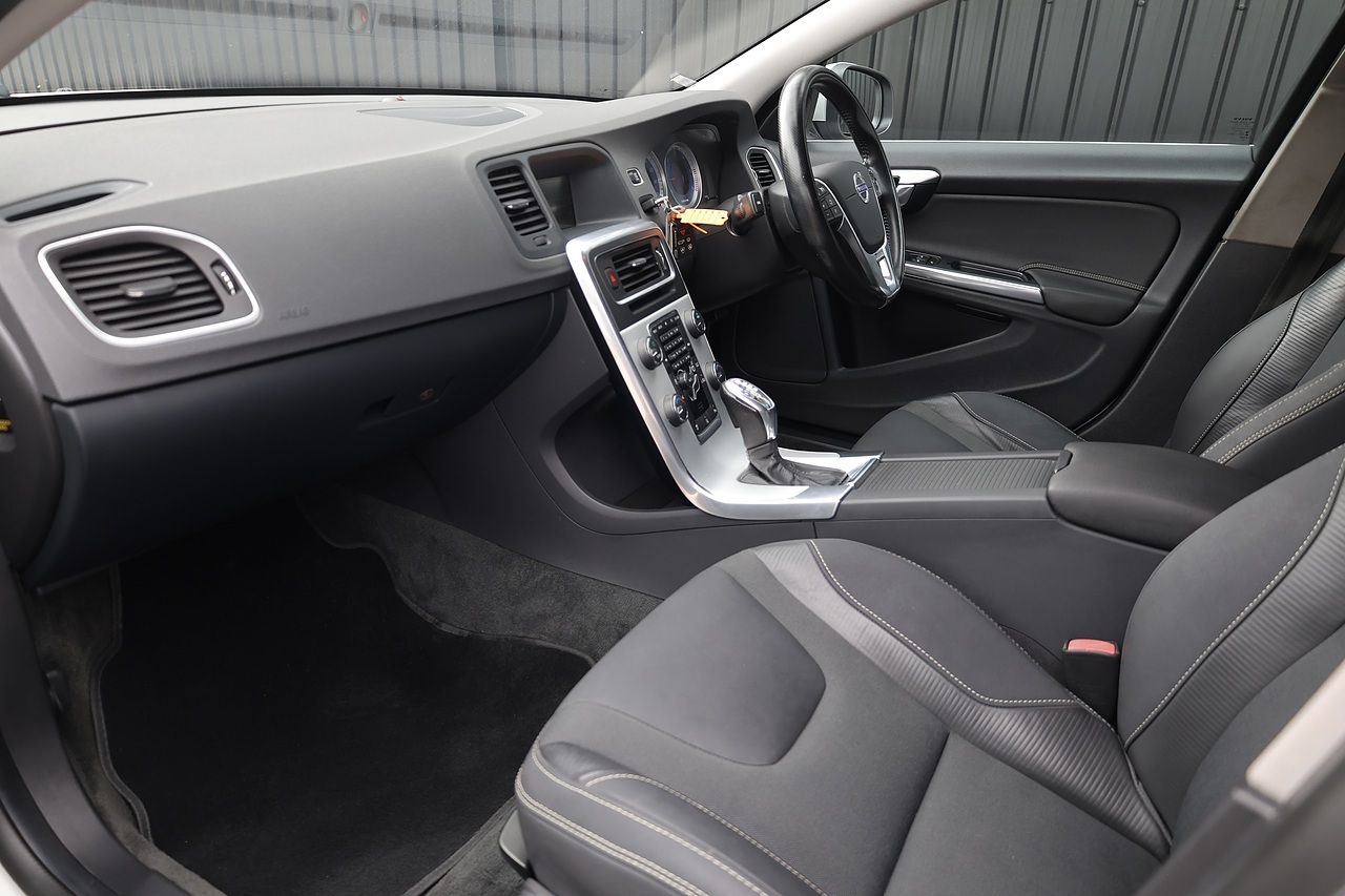 Volvo S60 D4 R-Design Lux Automatic Full Service History + Just 31k Miles + Exceptional - Large 2