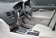 Mercedes-Benz C280 3.0 V6 Elegance 1 Former Keeper + Sunroof + Full Service History - Thumb 6