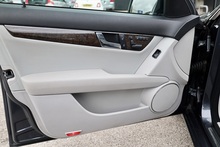 Mercedes-Benz C280 3.0 V6 Elegance 1 Former Keeper + Sunroof + Full Service History - Thumb 15