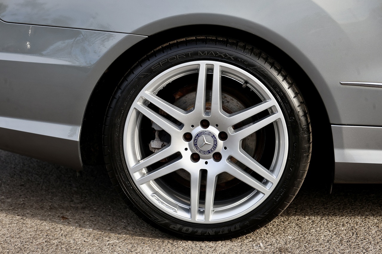 Mercedes-Benz E350 CDI AMG Sport Coupe 1 Owner + 16 Mercedes Main Dealer Services - Large 34