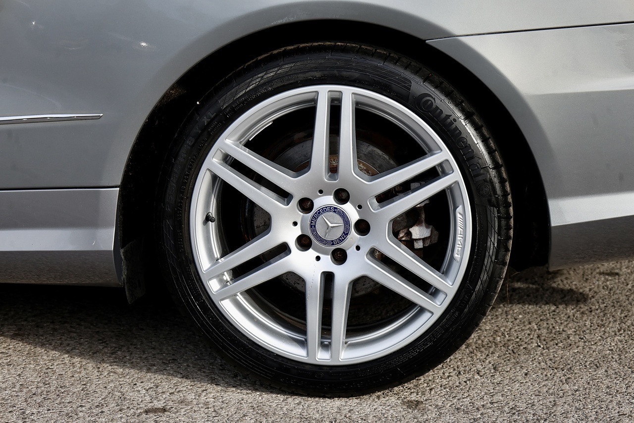 Mercedes-Benz E350 CDI AMG Sport Coupe 1 Owner + 16 Mercedes Main Dealer Services - Large 32