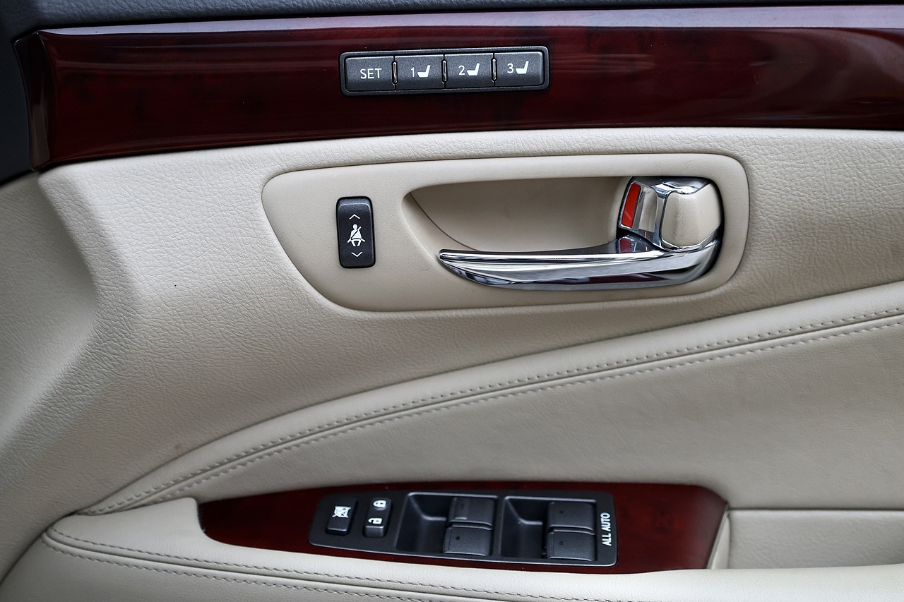 Lexus LS 460 SE-L LS 460 SE-L Saloon 4.6 Automatic Petrol - Large 16