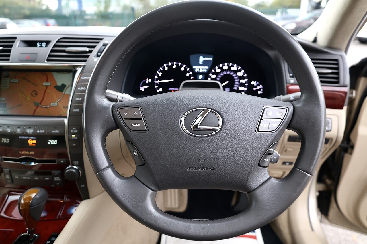 Lexus LS 460 SE-L LS 460 SE-L Saloon 4.6 Automatic Petrol - Large 17