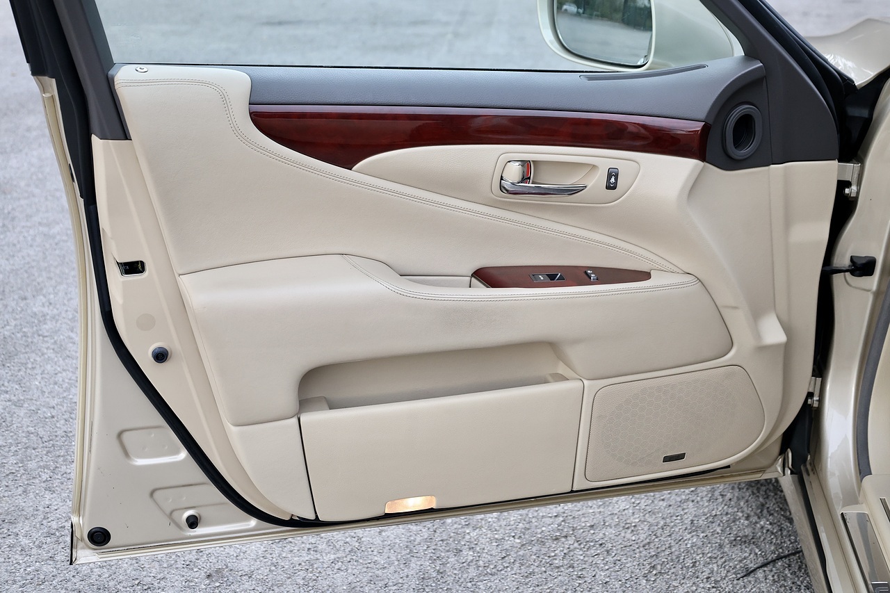 Lexus LS 460 SE-L LS 460 SE-L Saloon 4.6 Automatic Petrol - Large 37