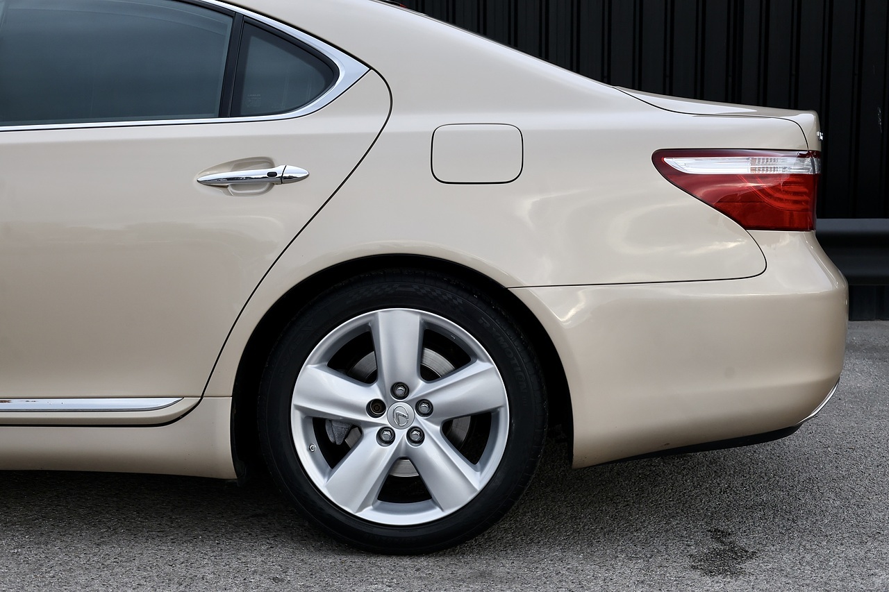 Lexus LS 460 SE-L LS 460 SE-L Saloon 4.6 Automatic Petrol - Large 40