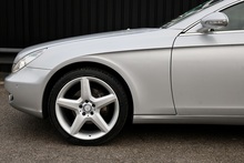 Mercedes-Benz CLS 320 CDI 2 Former Keepers + Exceptional Condition + AMG Wheels + Harmon Kardon - Thumb 33