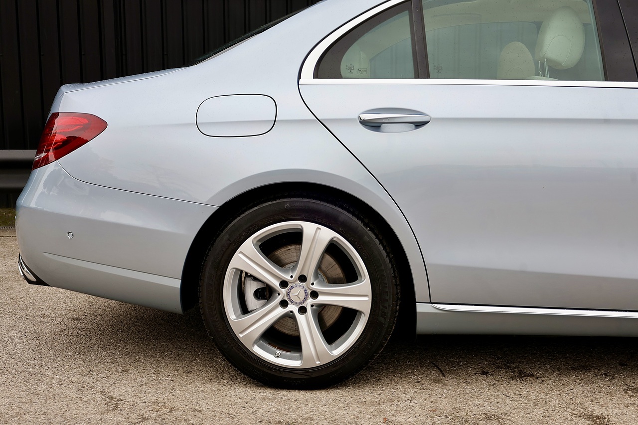 Mercedes-Benz E350d SE Premium 1 Former Keeper + FSH + Panoramic Roof - Large 22