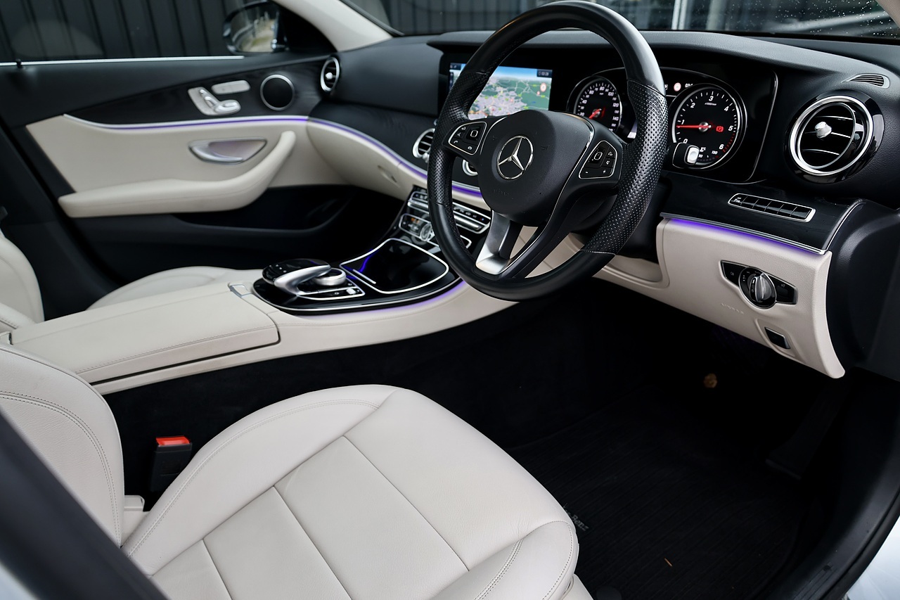 Mercedes-Benz E350d SE Premium 1 Former Keeper + FSH + Panoramic Roof - Large 9