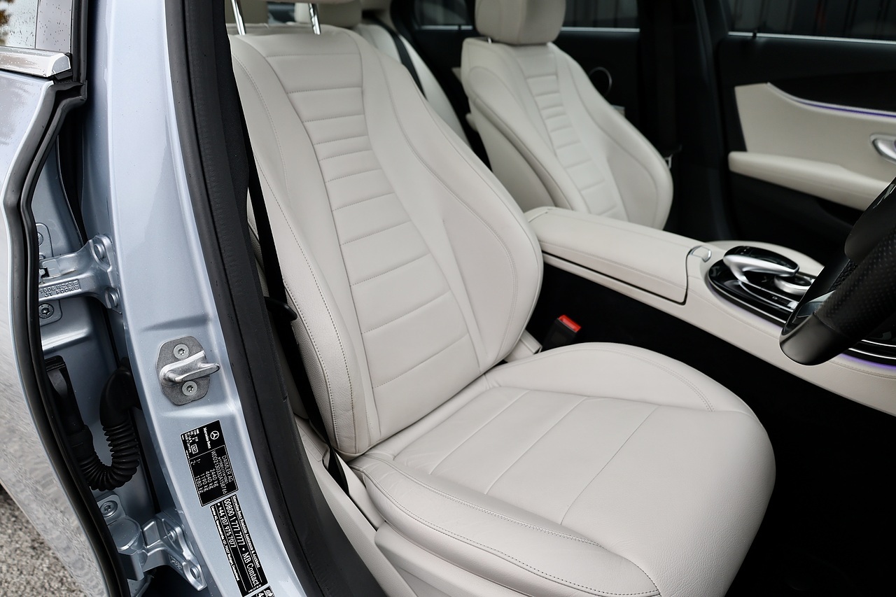 Mercedes-Benz E350d SE Premium 1 Former Keeper + FSH + Panoramic Roof - Large 32