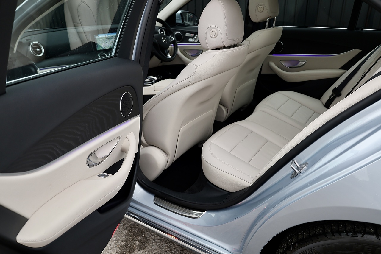Mercedes-Benz E350d SE Premium 1 Former Keeper + FSH + Panoramic Roof - Large 48