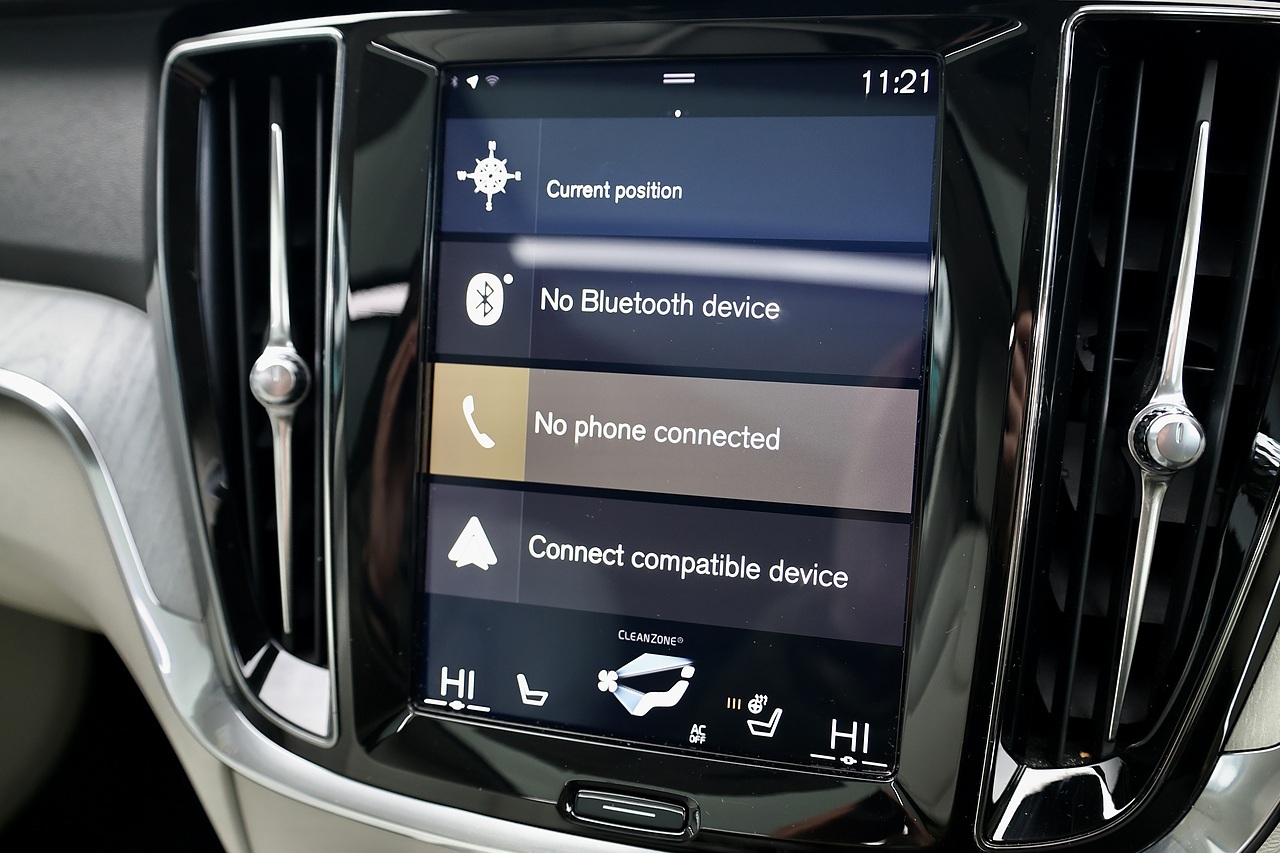 Volvo V60 D4 Inscription Pro Xenium Pack + Pano Roof + 360 Cams + Deployable Tow Bar - Large 18