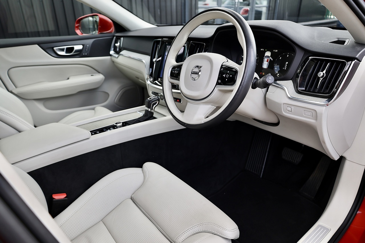 Volvo V60 D4 Inscription Pro Xenium Pack + Pano Roof + 360 Cams + Deployable Tow Bar - Large 9