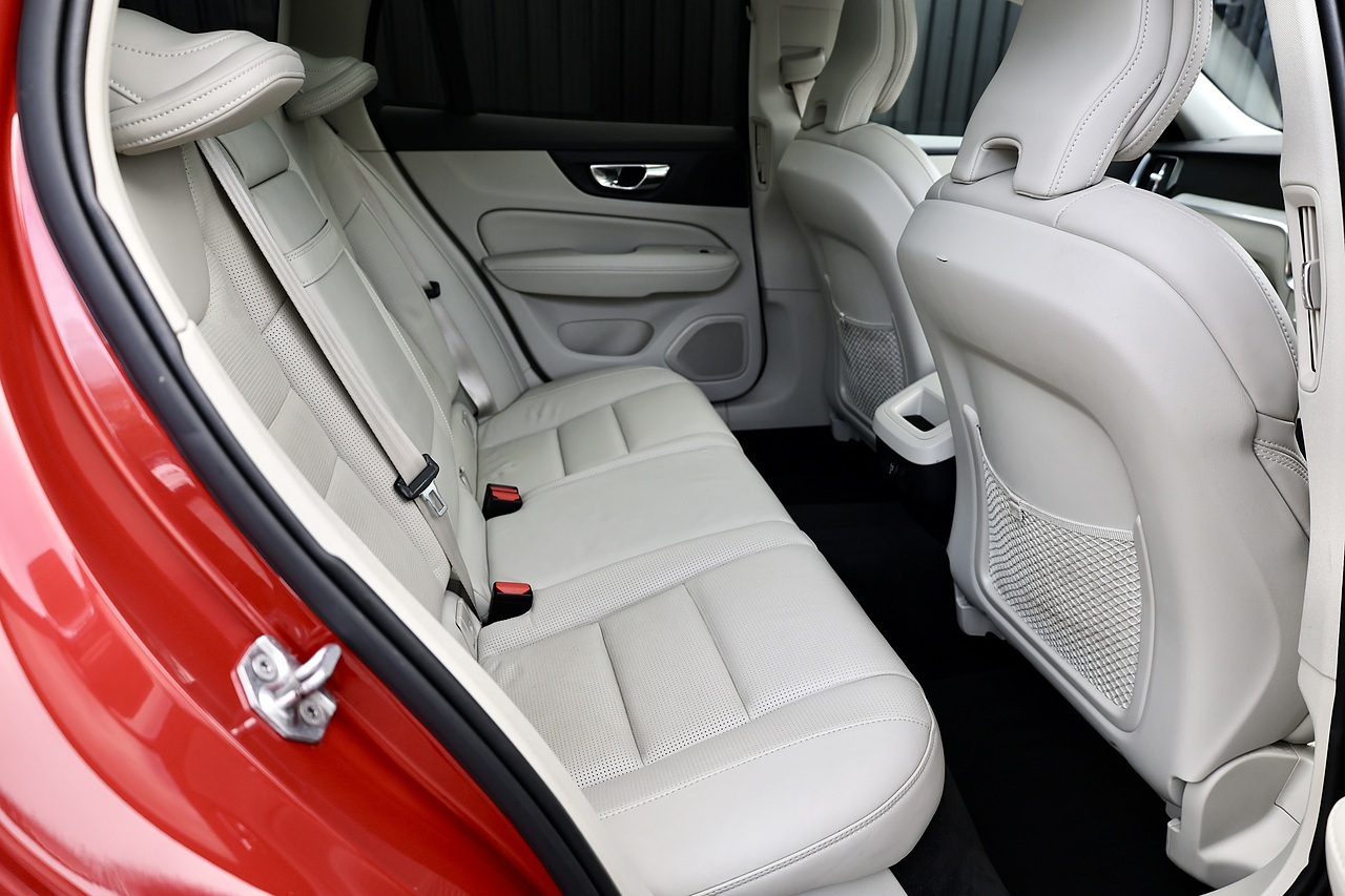 Volvo V60 D4 Inscription Pro Xenium Pack + Pano Roof + 360 Cams + Deployable Tow Bar - Large 8