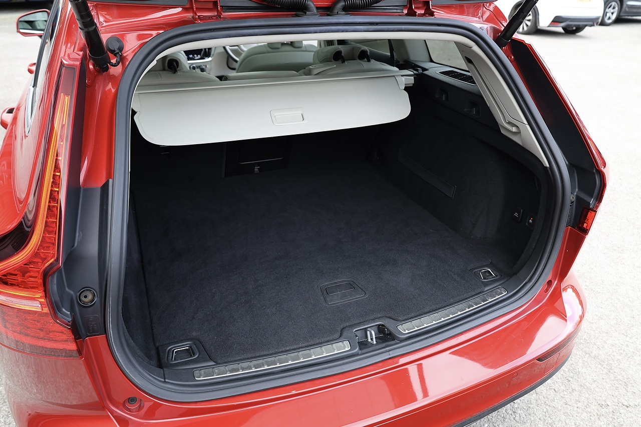 Volvo V60 D4 Inscription Pro Xenium Pack + Pano Roof + 360 Cams + Deployable Tow Bar - Large 12