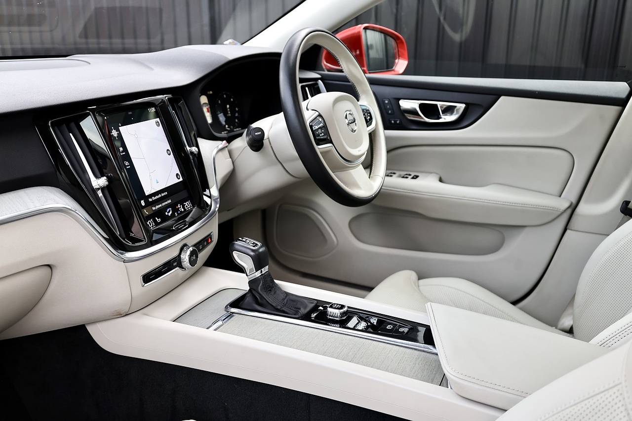 Volvo V60 D4 Inscription Pro Xenium Pack + Pano Roof + 360 Cams + Deployable Tow Bar - Large 7