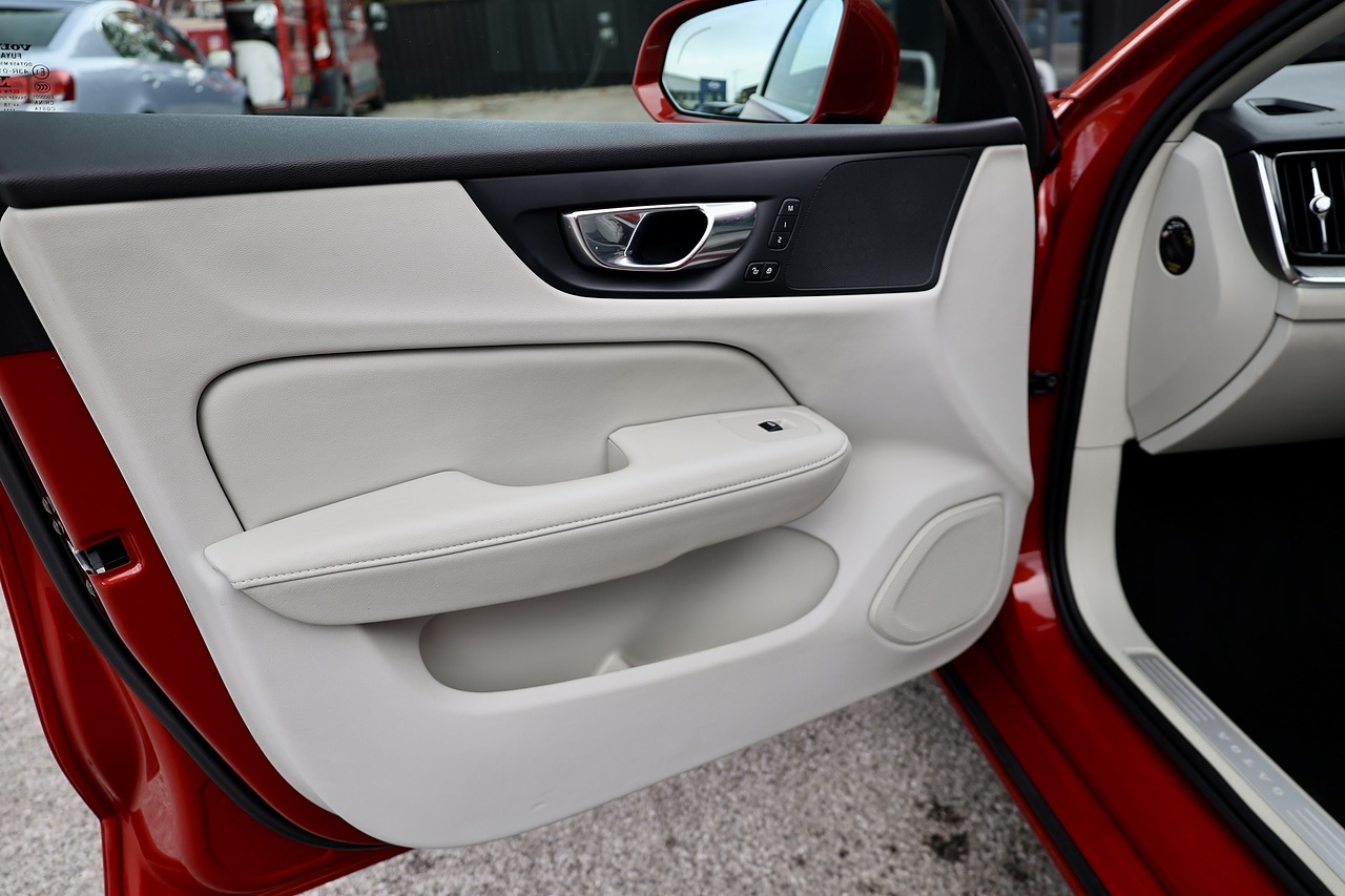 Volvo V60 D4 Inscription Pro Xenium Pack + Pano Roof + 360 Cams + Deployable Tow Bar - Large 28