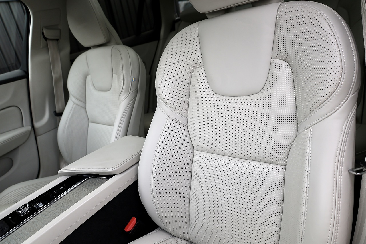 Volvo V60 D4 Inscription Pro Xenium Pack + Pano Roof + 360 Cams + Deployable Tow Bar - Large 29