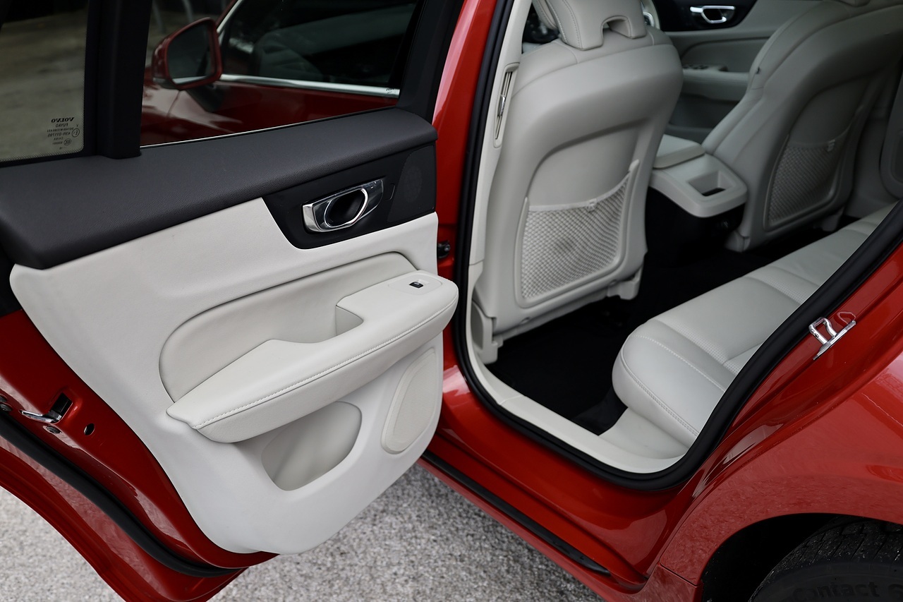 Volvo V60 D4 Inscription Pro Xenium Pack + Pano Roof + 360 Cams + Deployable Tow Bar - Large 31