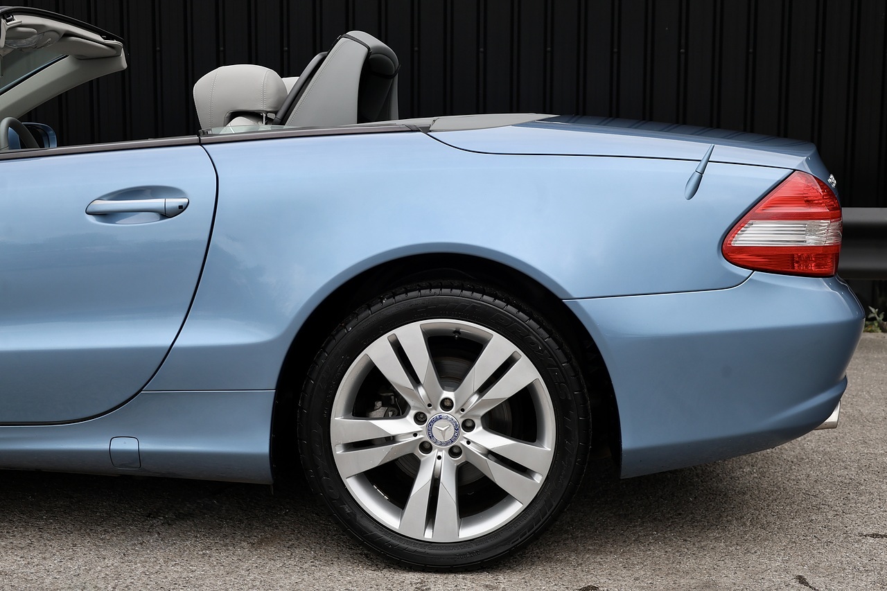 Mercedes-Benz SL 350 2 Former Keepers + Just Serviced by MB + Very Rare Spec - Large 32